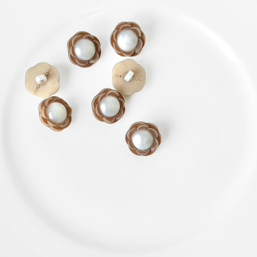 18MM Flower Shape Brown & Pearl Shank Button