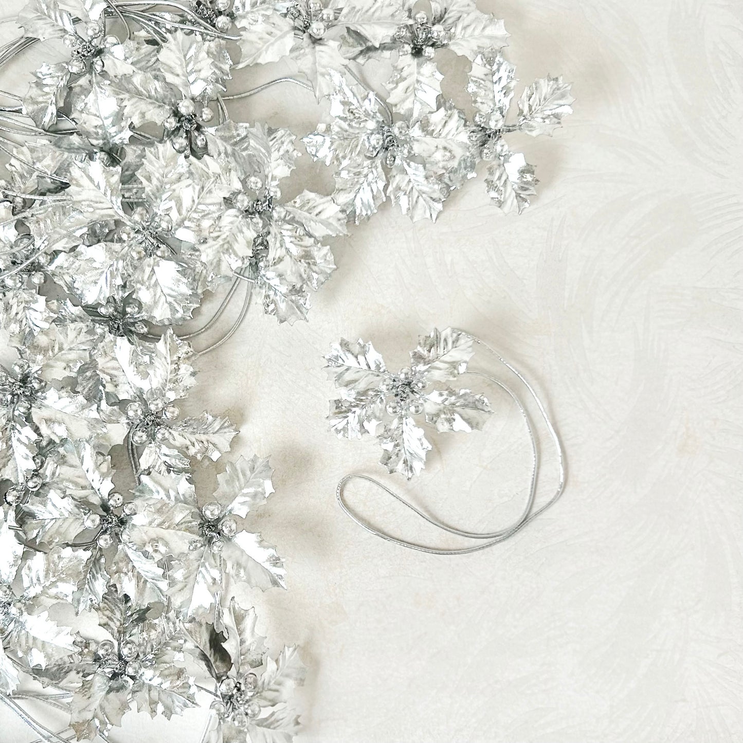 Silver Holly Stretch Loop