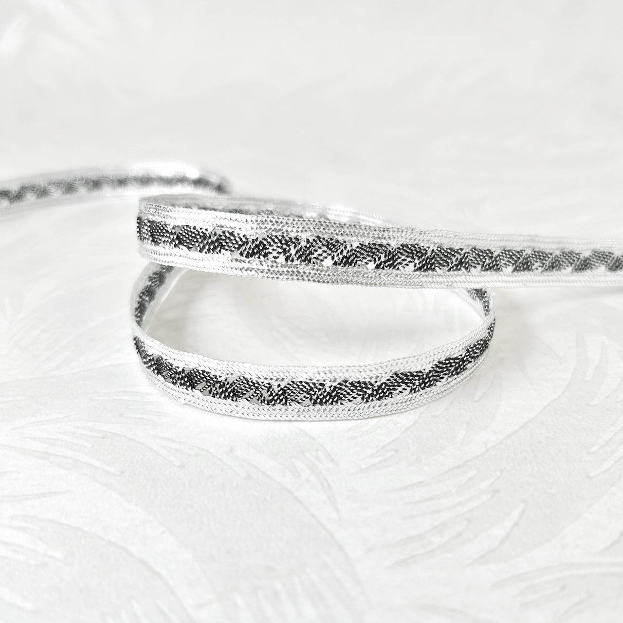 Center_Wavy_Line_Metallic_Braid
