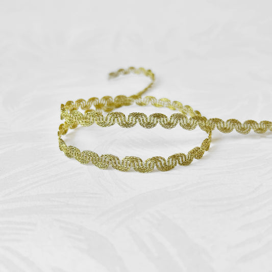 Delicate_Metallic_Gold_Wavy_Trim