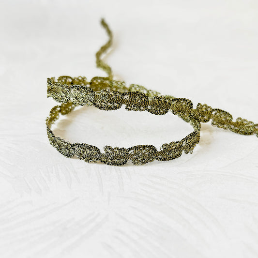 Delicate_Metallic_Scroll_Trim