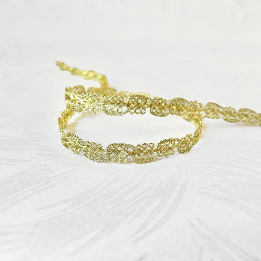 Delicate_Metallic_Scroll_Trim