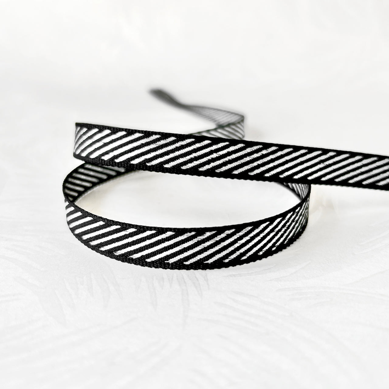 Metallic_Diagonal_Line_Braid