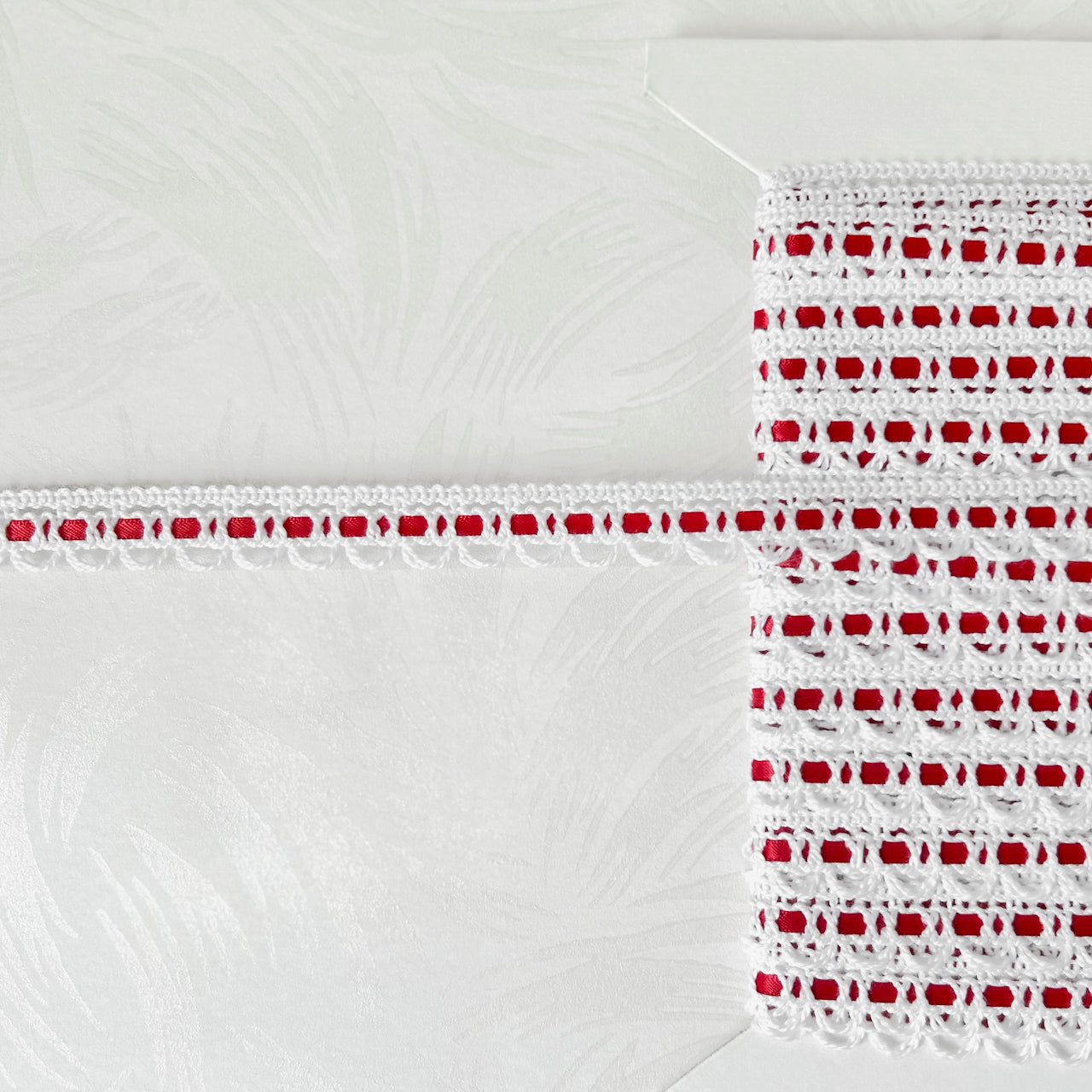 Scalloped_Loop_Braid_With_Ribbon_Inset