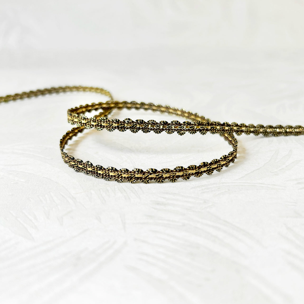 Scalloped_Metallic_Inset_Braid