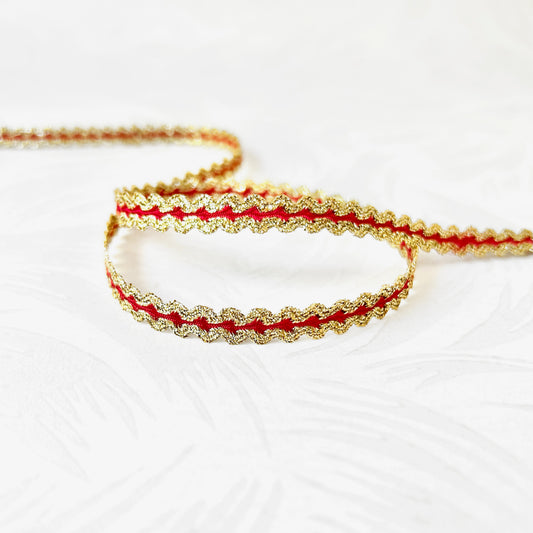 Scalloped_Metallic_Trim