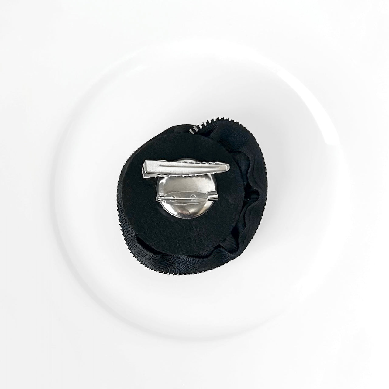 Zipper_Edge_Black_Flower_Brooch