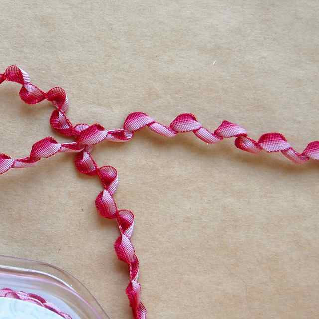 Ombre_Scallop_Trim_Ribbon_Red