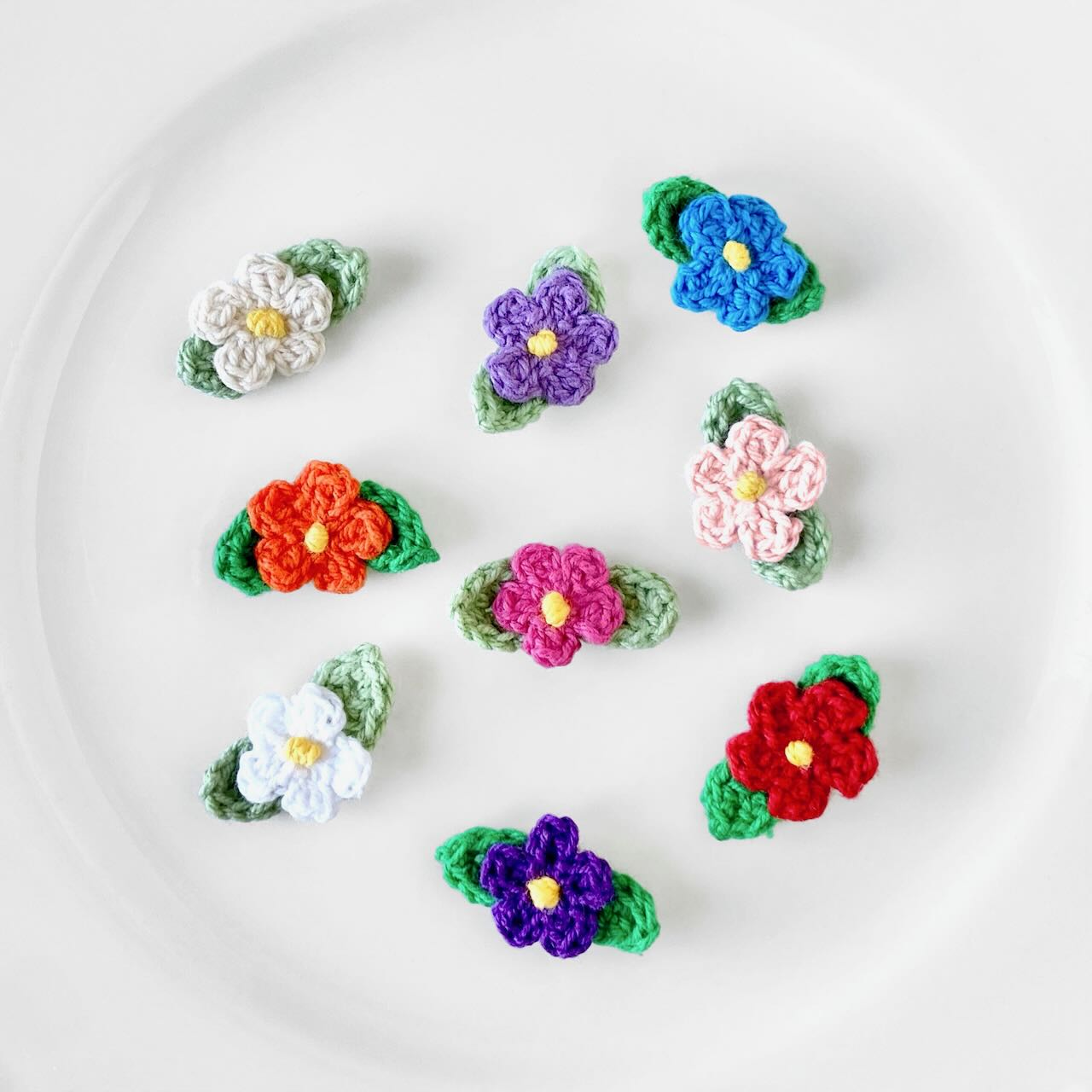 Crochet_Flower_With_Leaves