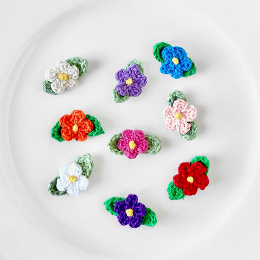 Crochet_Flower_With_Leaves