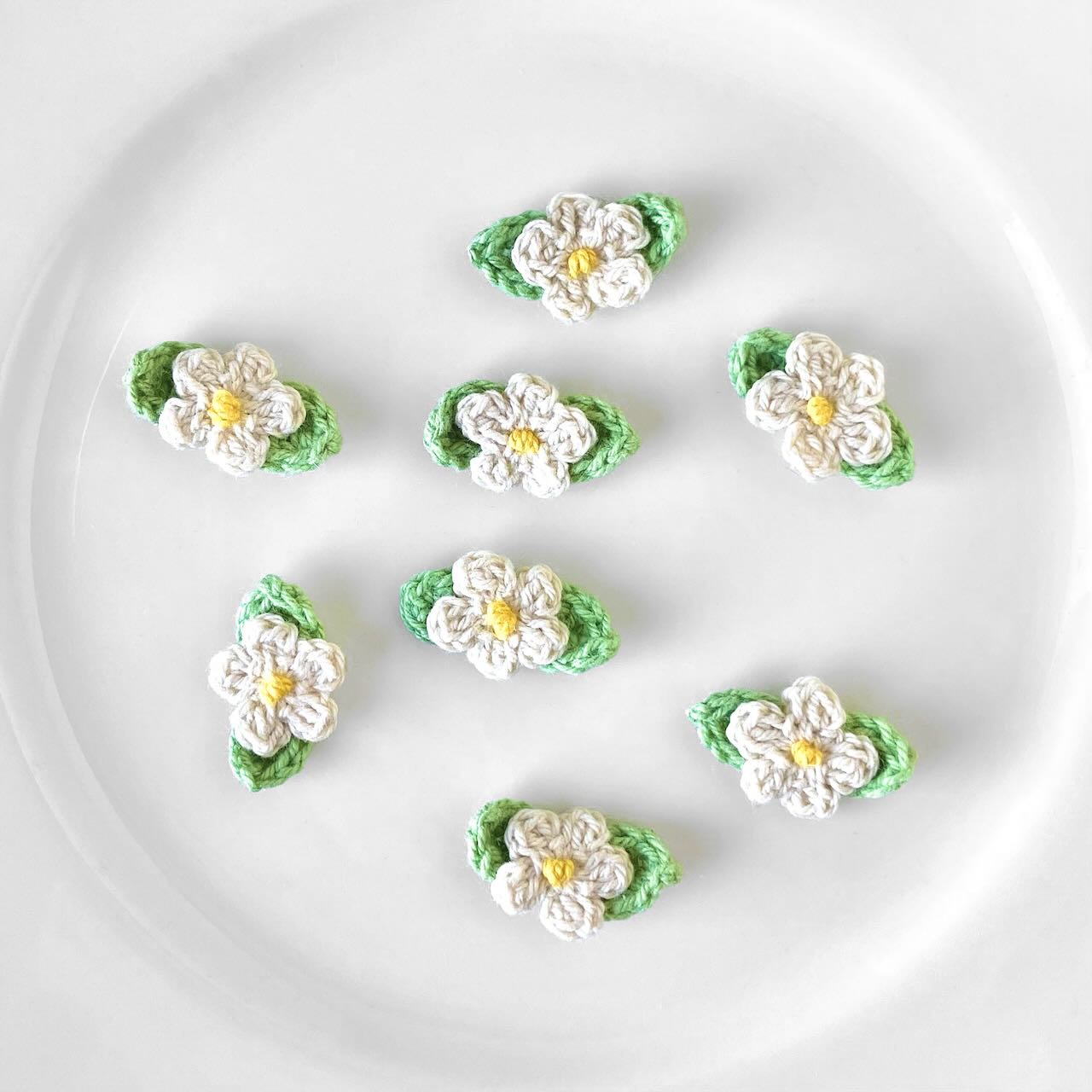 Crochet_Flower_With_Leaves