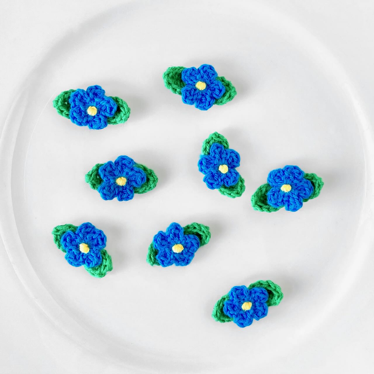Crochet_Flower_With_Leaves