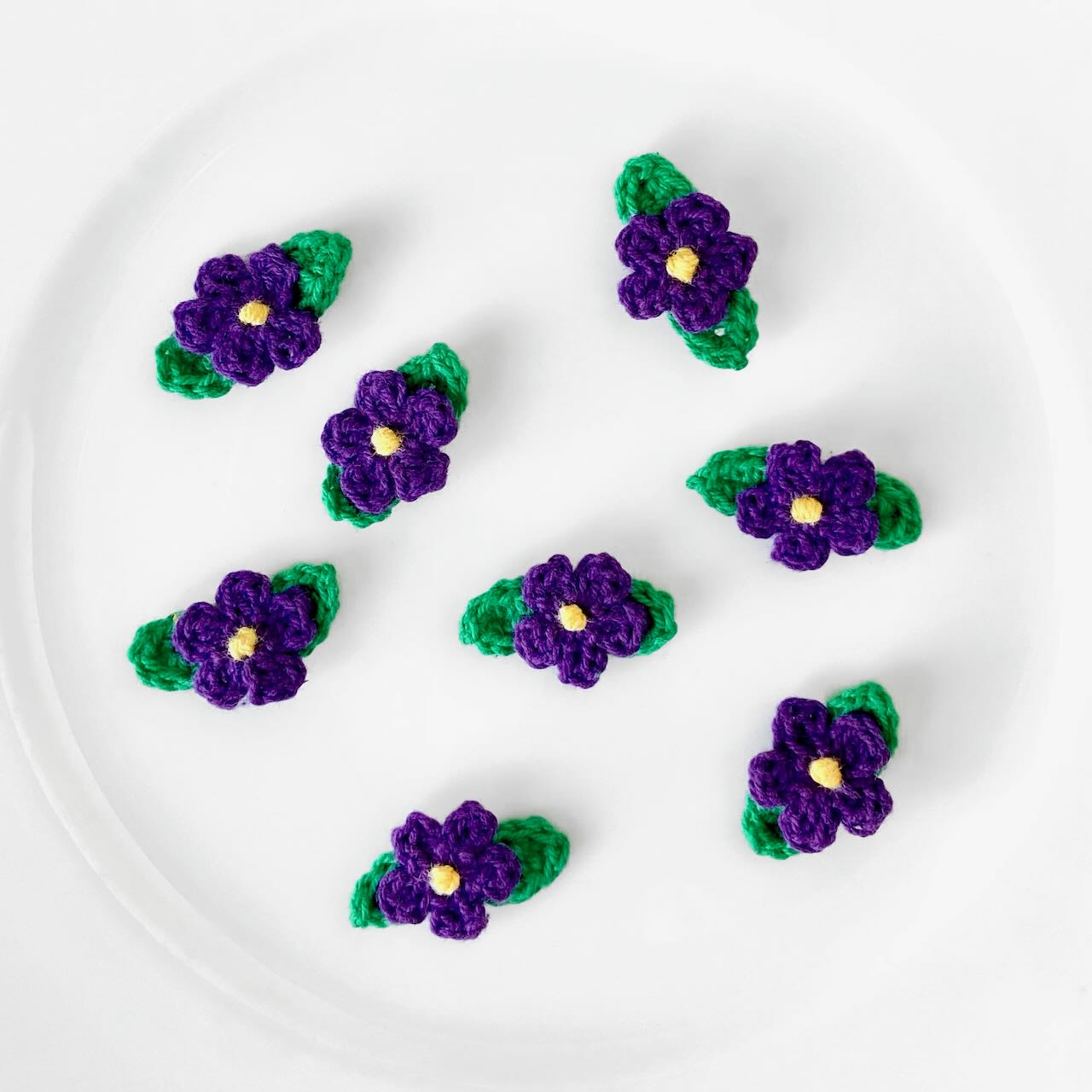 Crochet_Flower_With_Leaves