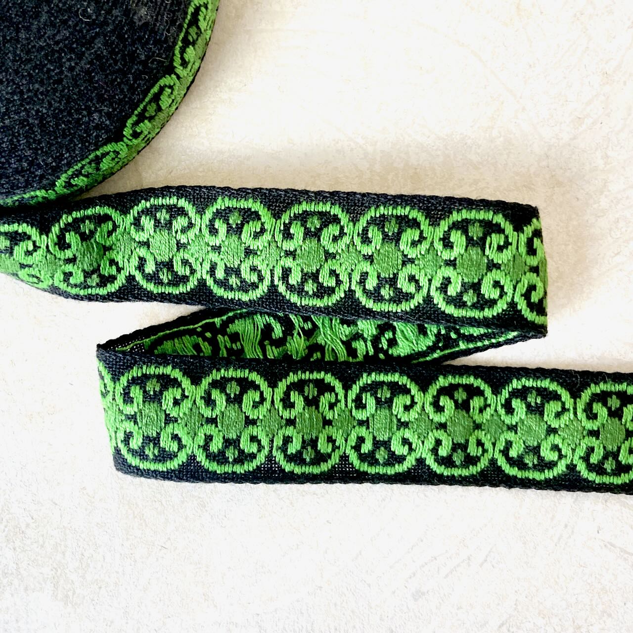 Curlicue_Jacquard_Ribbon