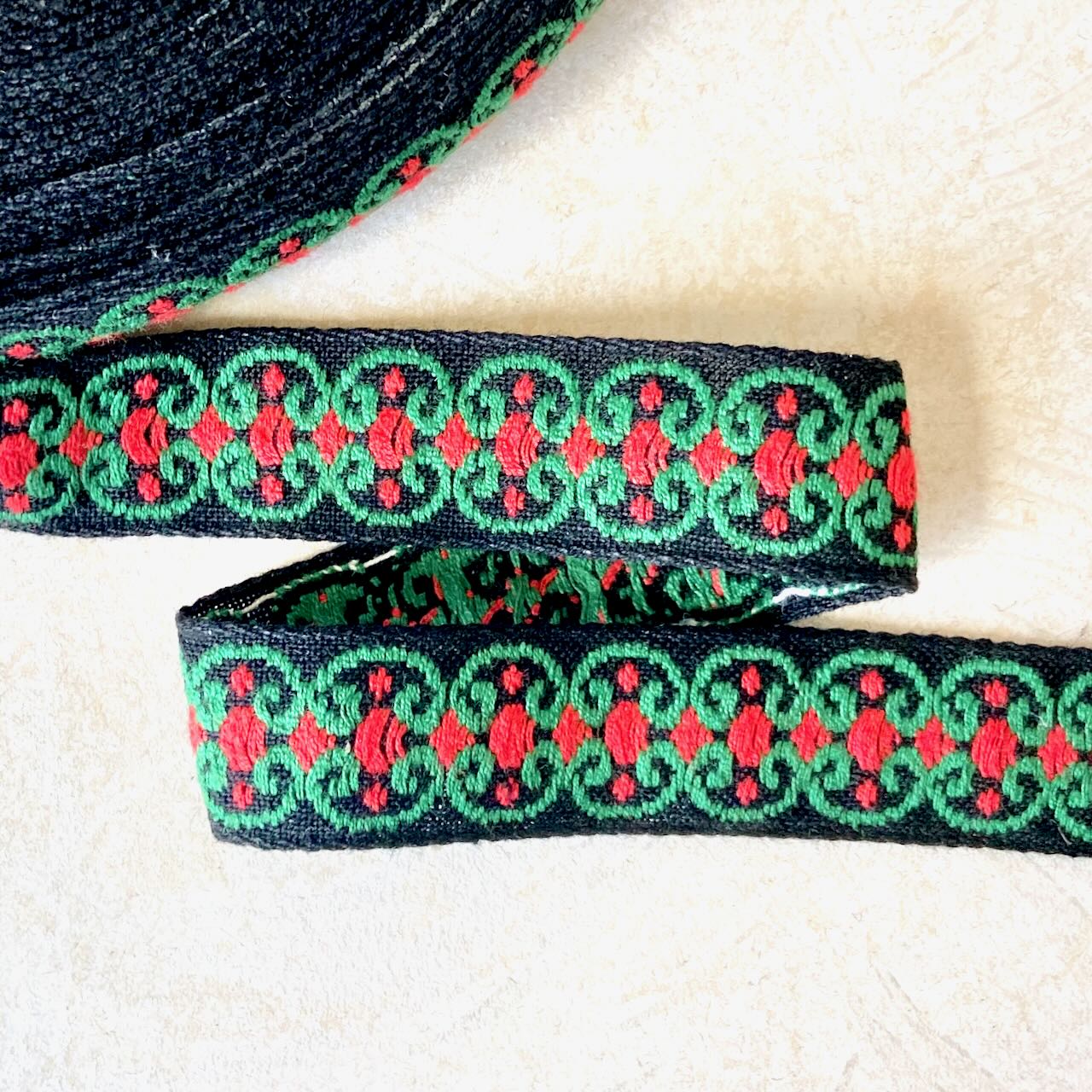 Curlicue_Jacquard_Ribbon