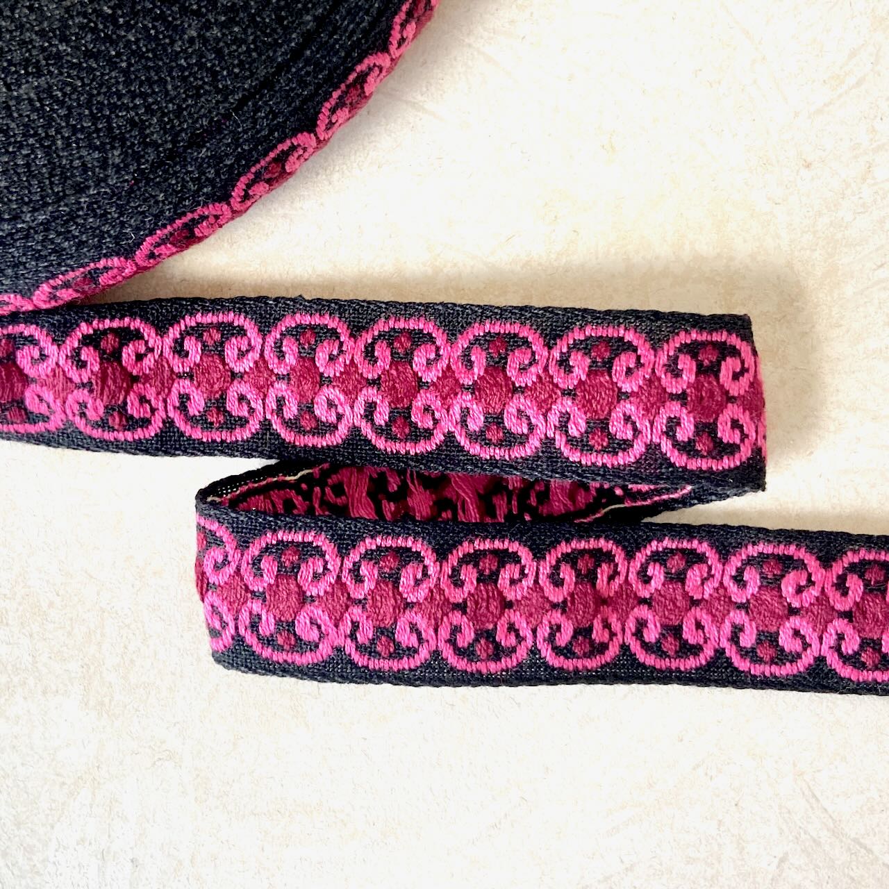 Curlicue_Jacquard_Ribbon
