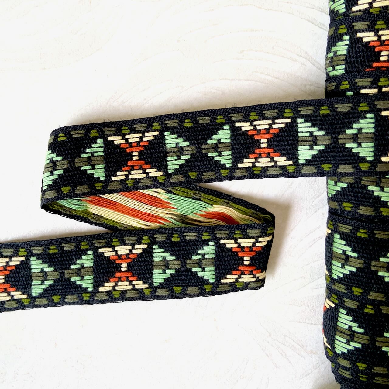 Geometric_Arrow_Jacquard_Ribbon