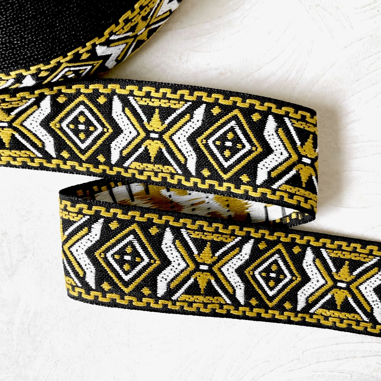 Geometric_Diamond_Jacquard_Ribbon