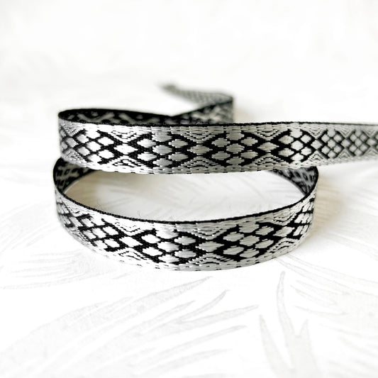 Geometric_Jacquard_Ribbon