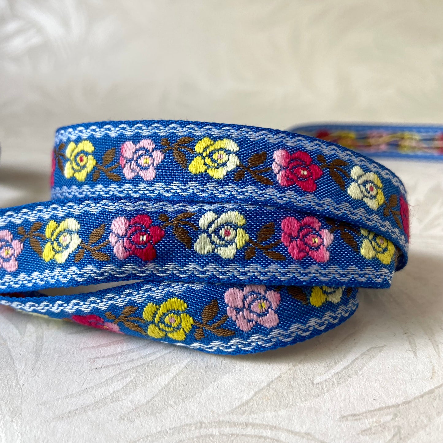 Scalloped Edge Roses Jacquard - Vintage - Multiple Colorways