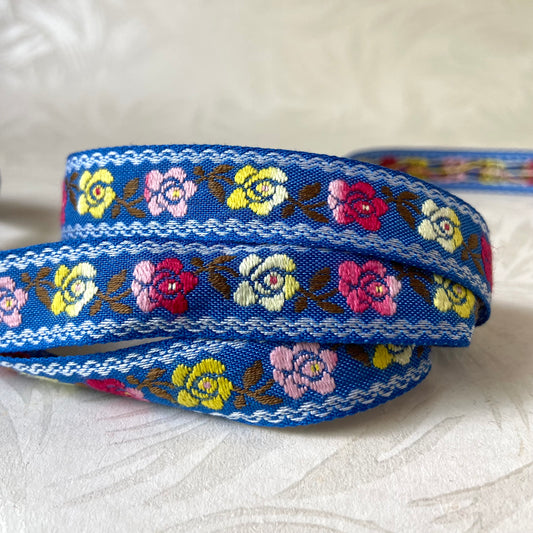 Scalloped Edge Roses Jacquard - Vintage - Multiple Colorways