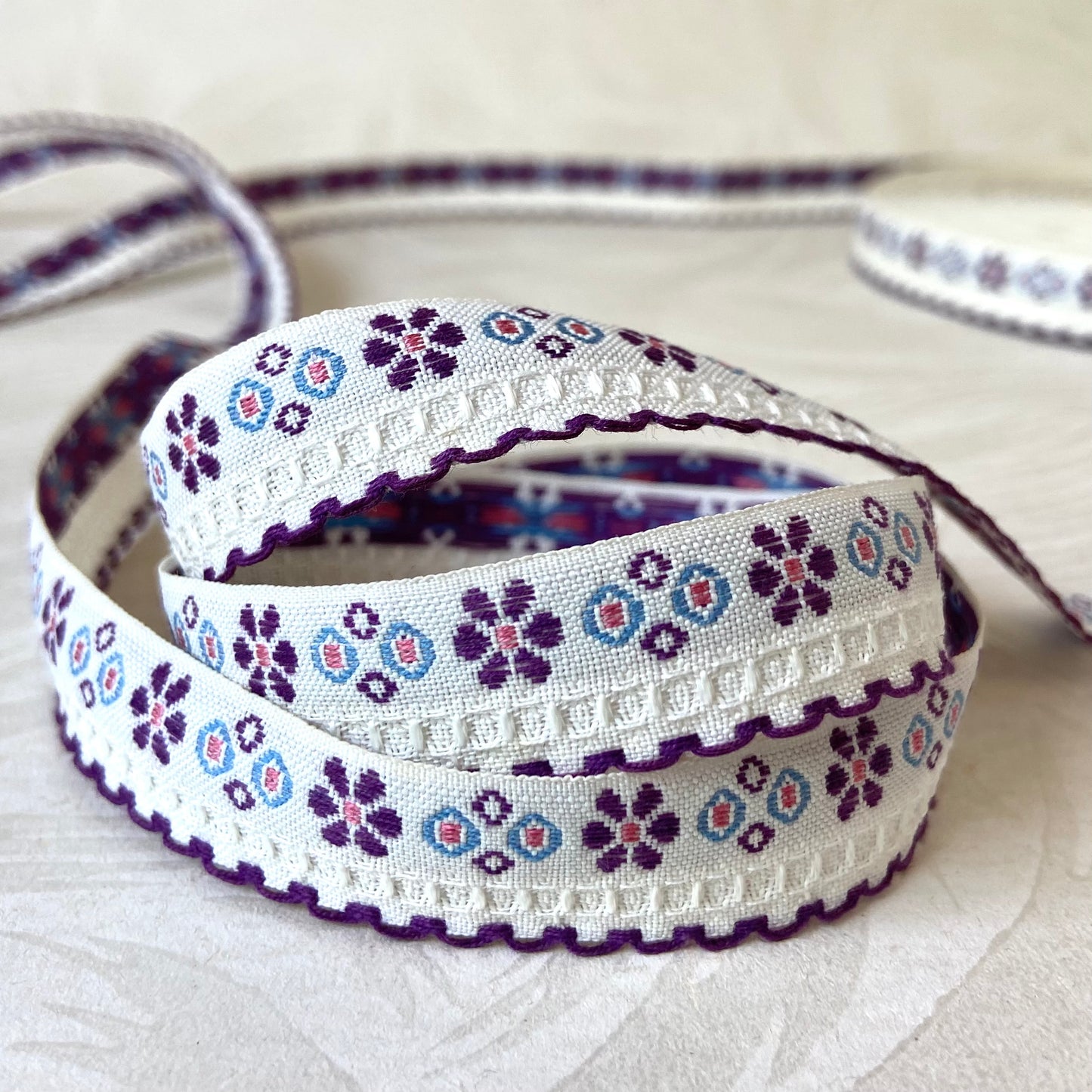 One sided Scalloped Flowers and Circles Jacquard - Vintage - Multiple Colorways