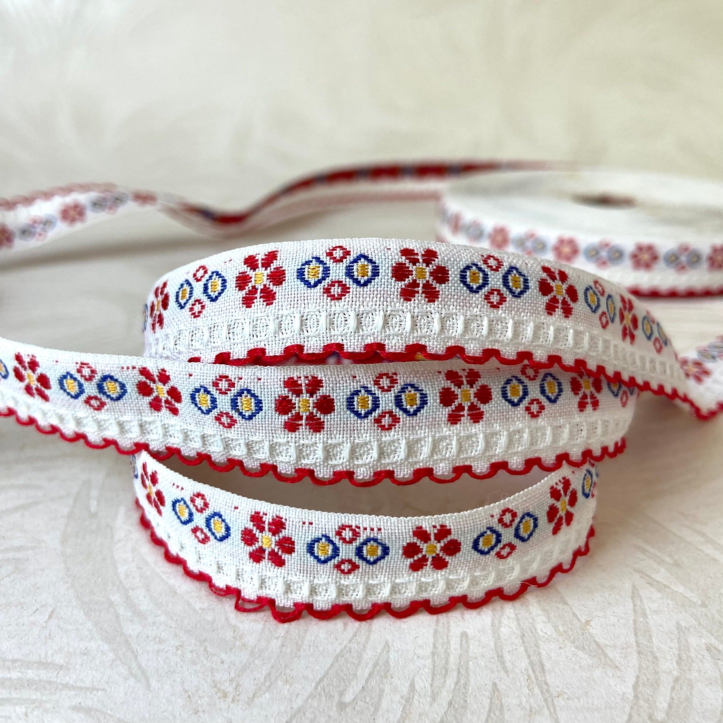 One sided Scalloped Flowers and Circles Jacquard - Vintage - Multiple Colorways