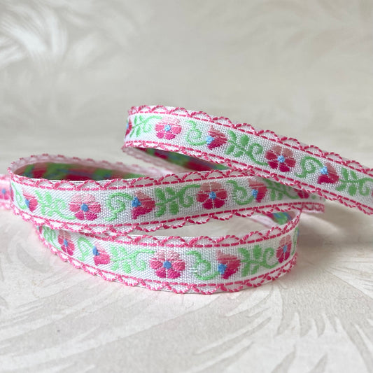 Scallop Edge Daisy Floral Jacquard - Multiple Colorways