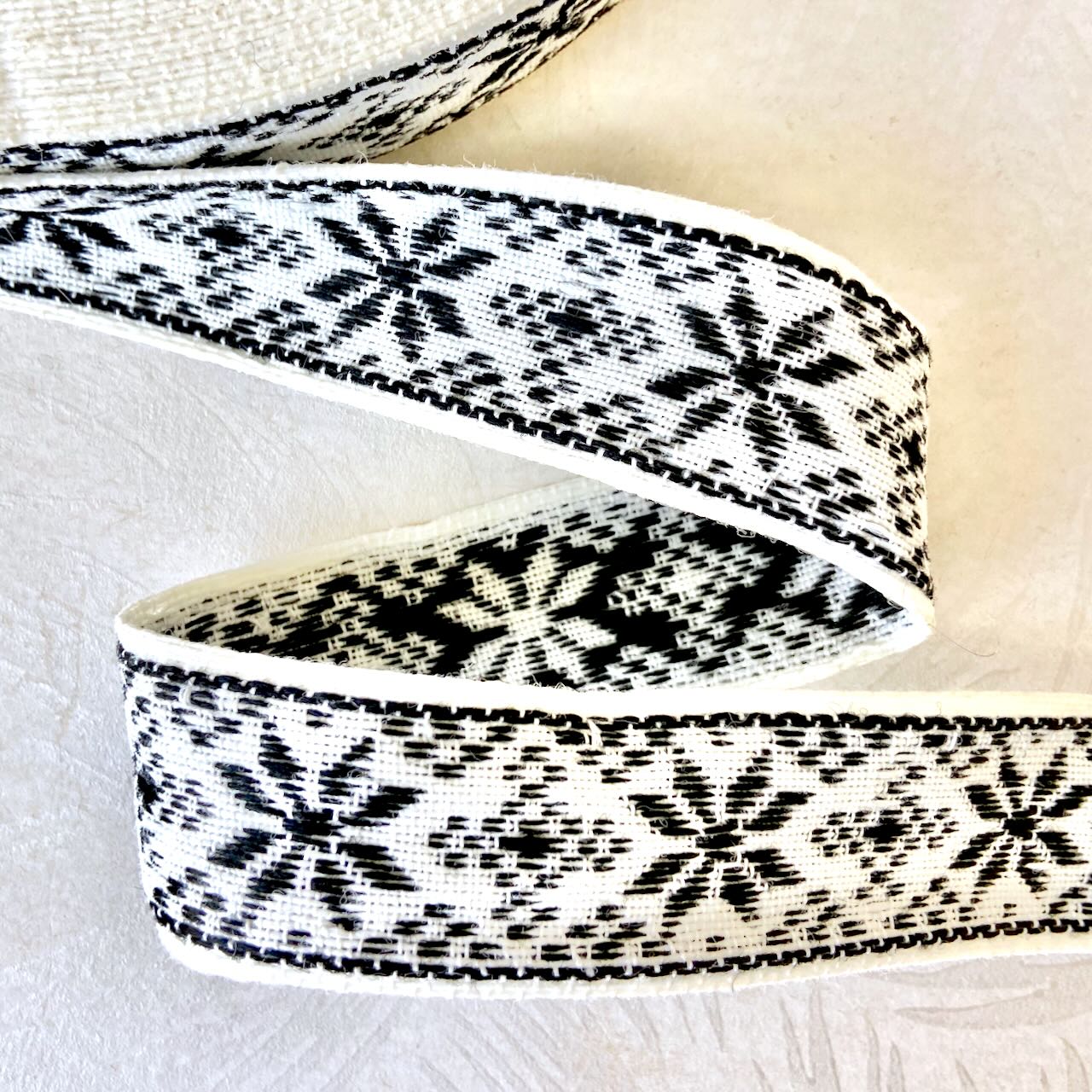 Knit_Snowflake_Jacquard_Ribbon