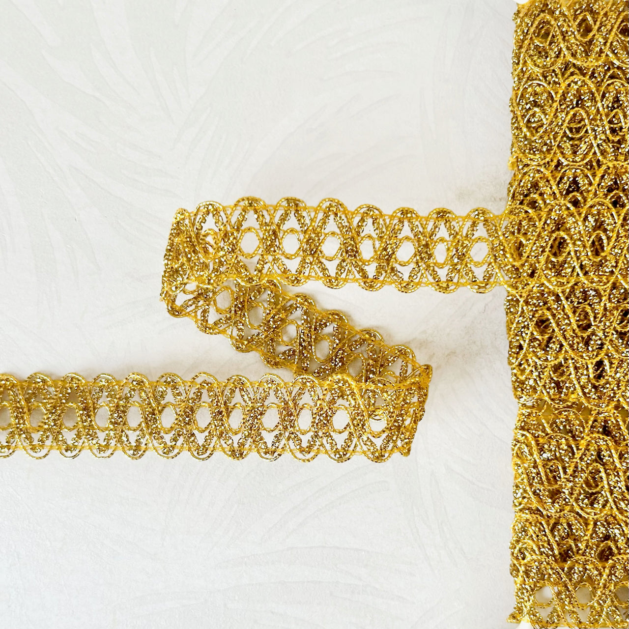 Metallic_Scrolling_Lines_Braid