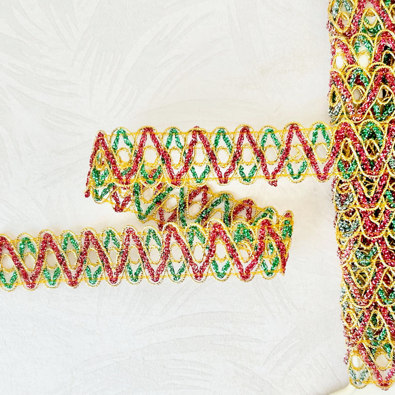 Metallic_Scrolling_Lines_Braid