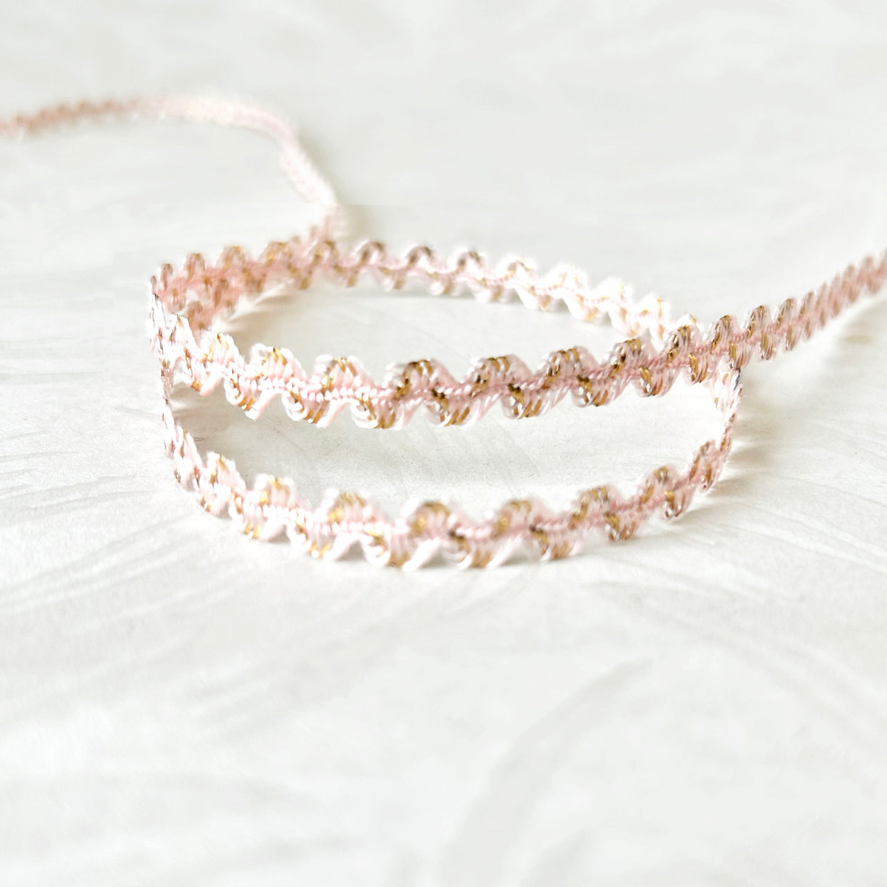 Metallic_Wavy_Line_Braid