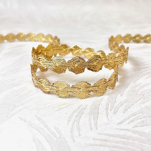 Metallic_gold_flat_scalloped_Braid