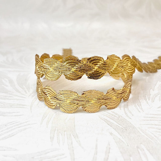Metallic_gold_flat_scalloped_Braid
