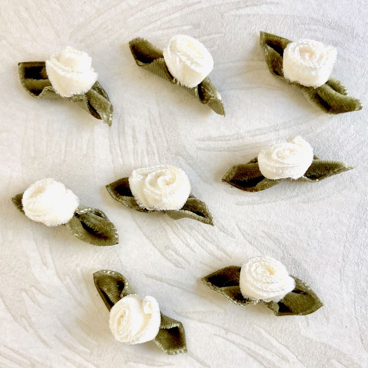 Rolled_Velvet_Rose_Ivory