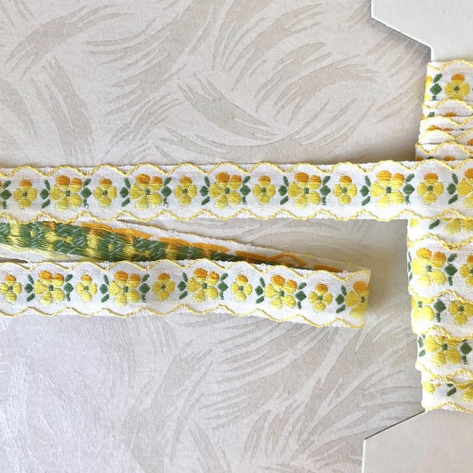 Scalloped_Floral_Ribbon_Yellow