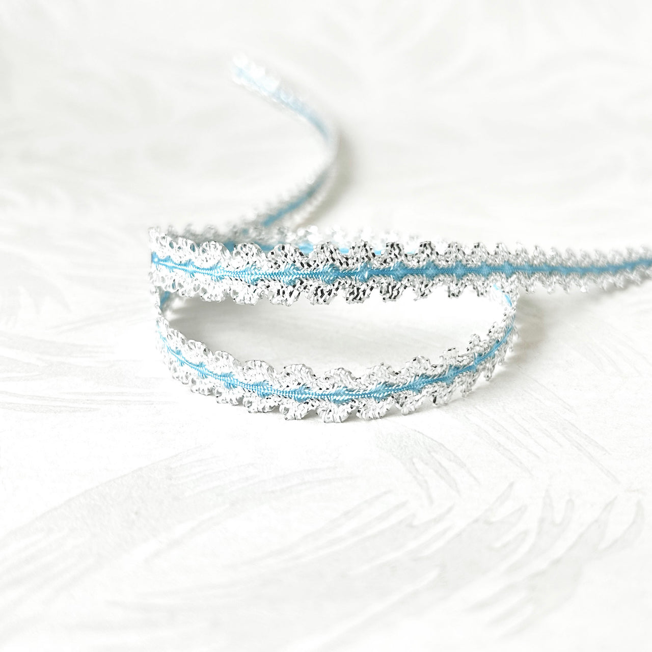 Scalloped_Metallic_Trim