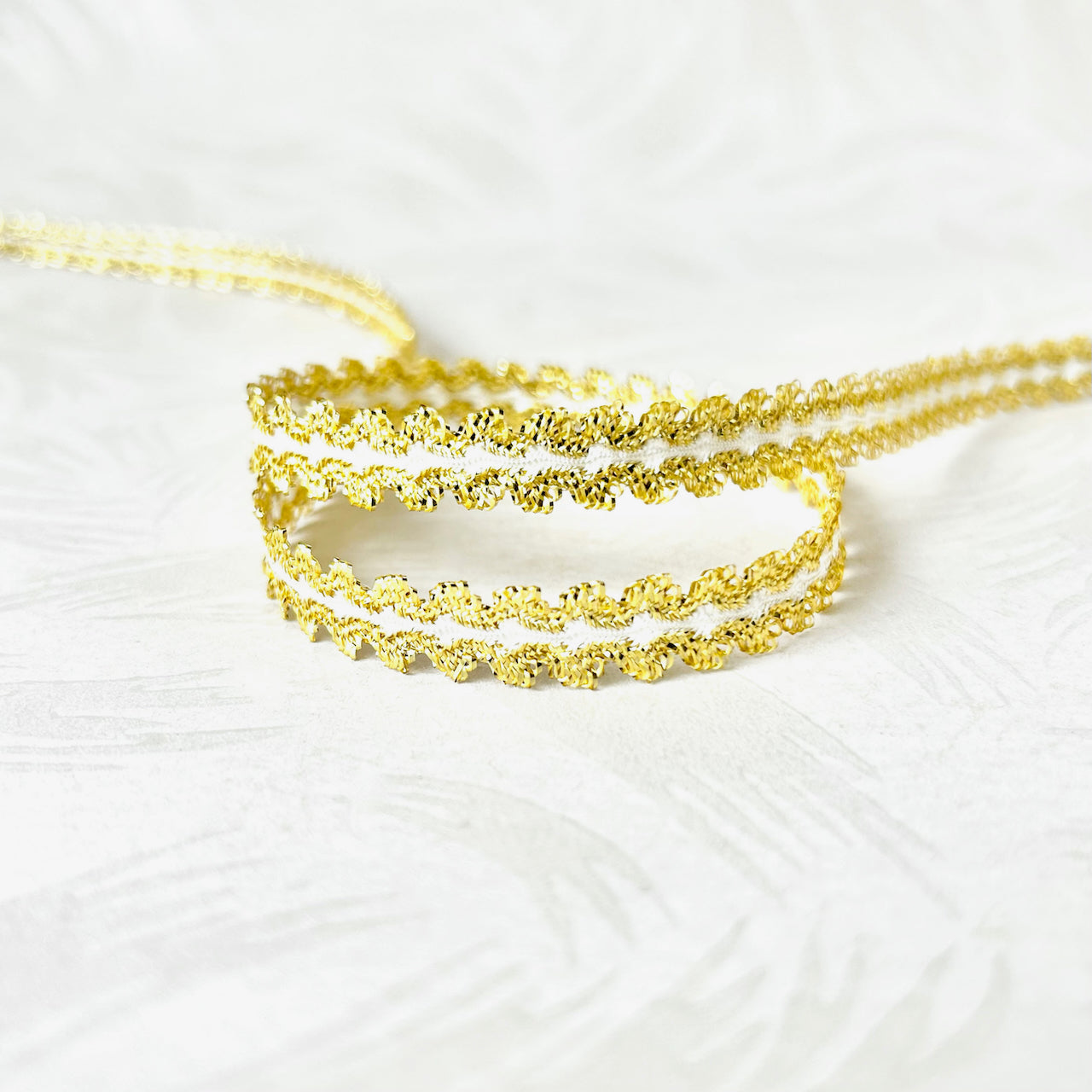 Scalloped_Metallic_Trim