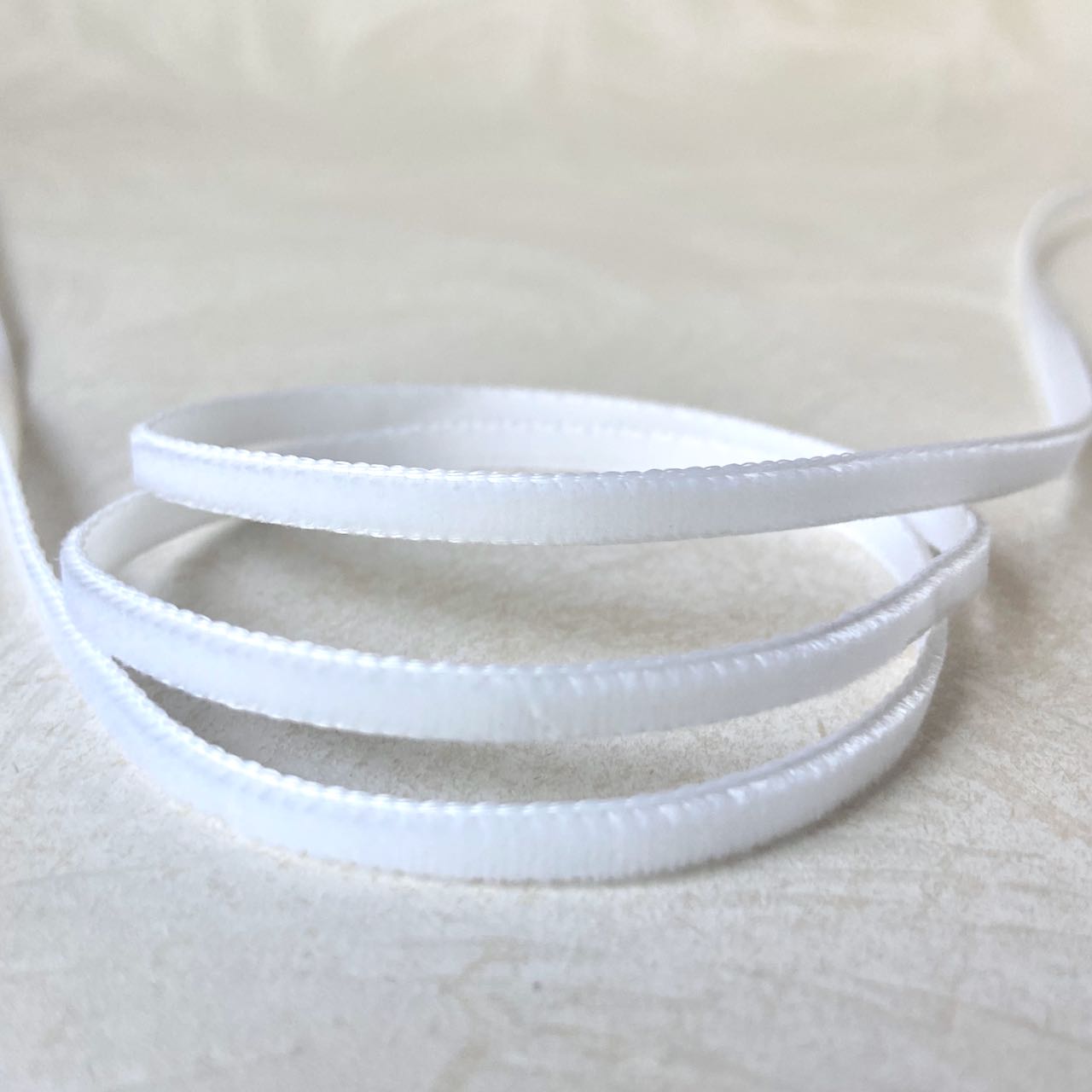 Velvet_Ribbon_Skinny_White