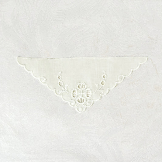 Eyelet_Lace_Triangle_Applique