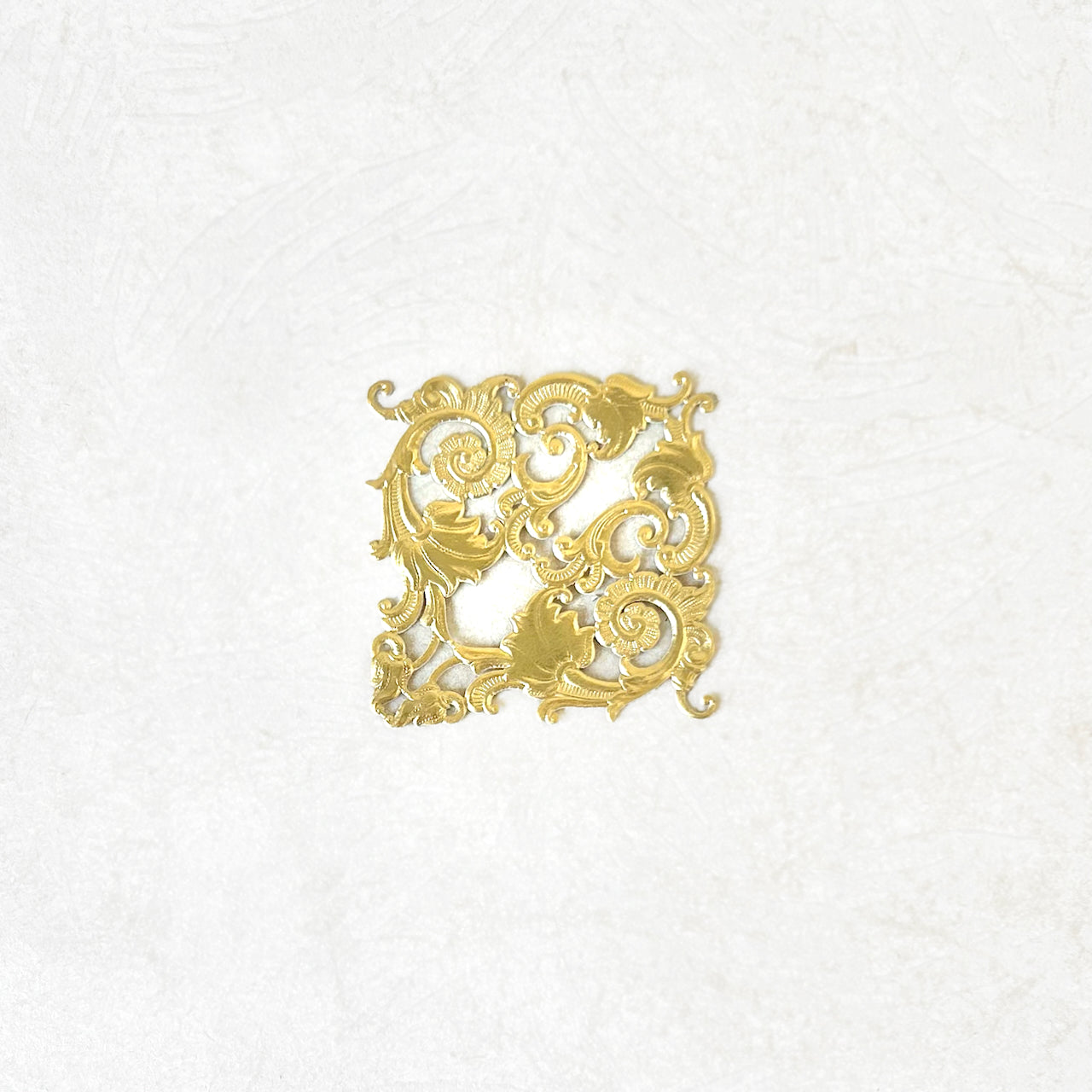 Gold_Dresden_Corner_Filigree