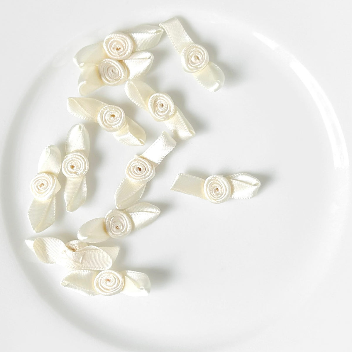 Ivory Ribbon Rose - Vintage – Rose Mille
