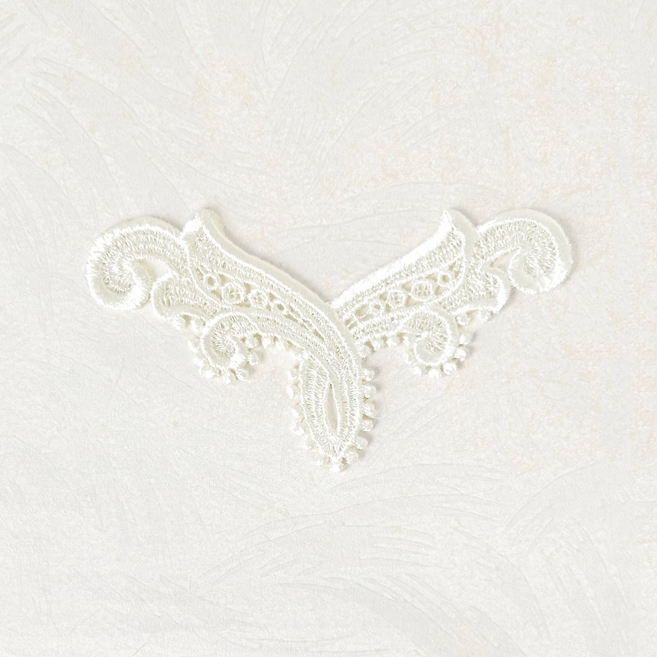 Ivory_Venice_Lace_Paisley_Applique