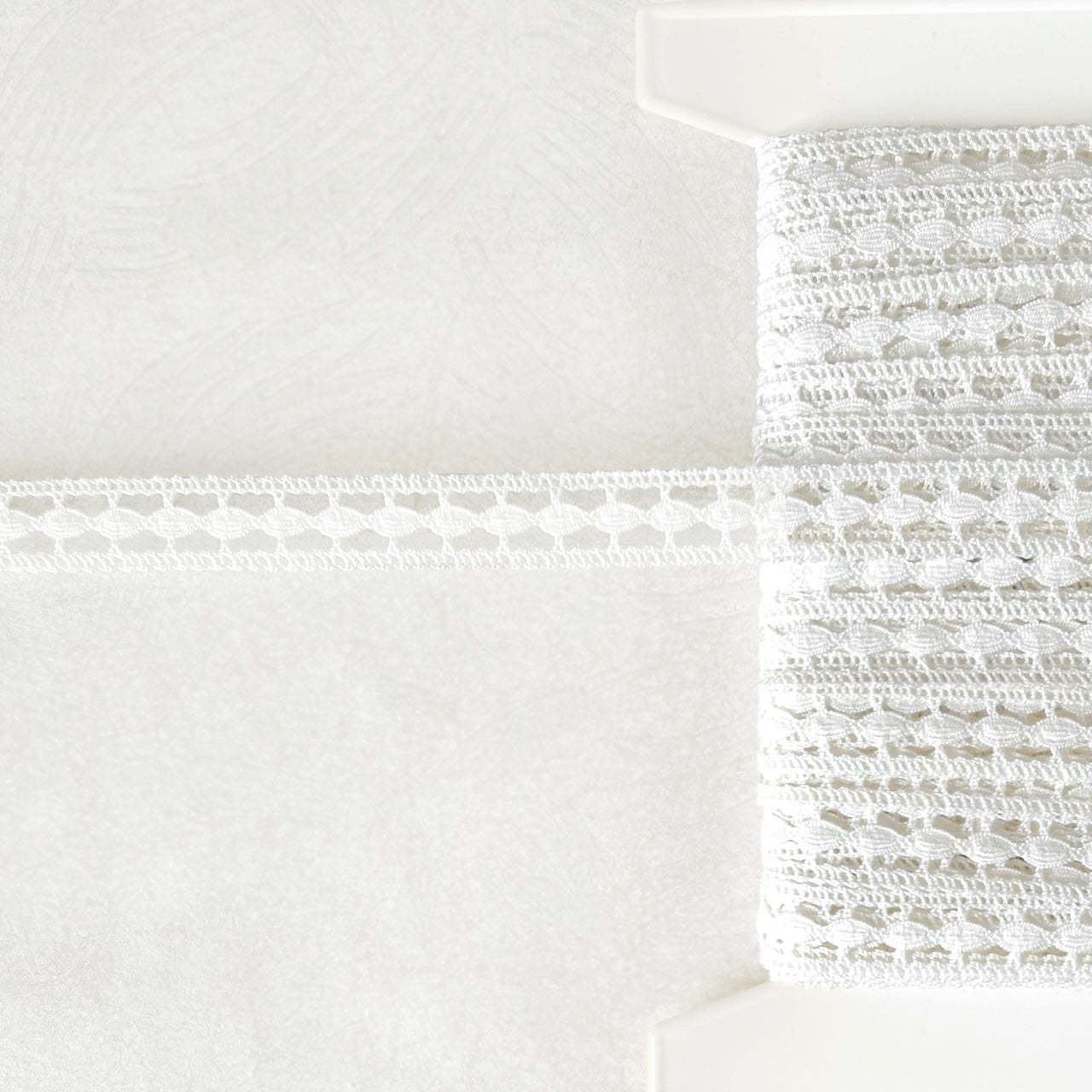 Oval_Center_Cluny_Lace