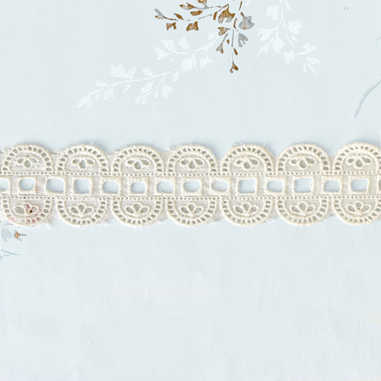 Scalloped_Entredeux_Eyelet_Lace