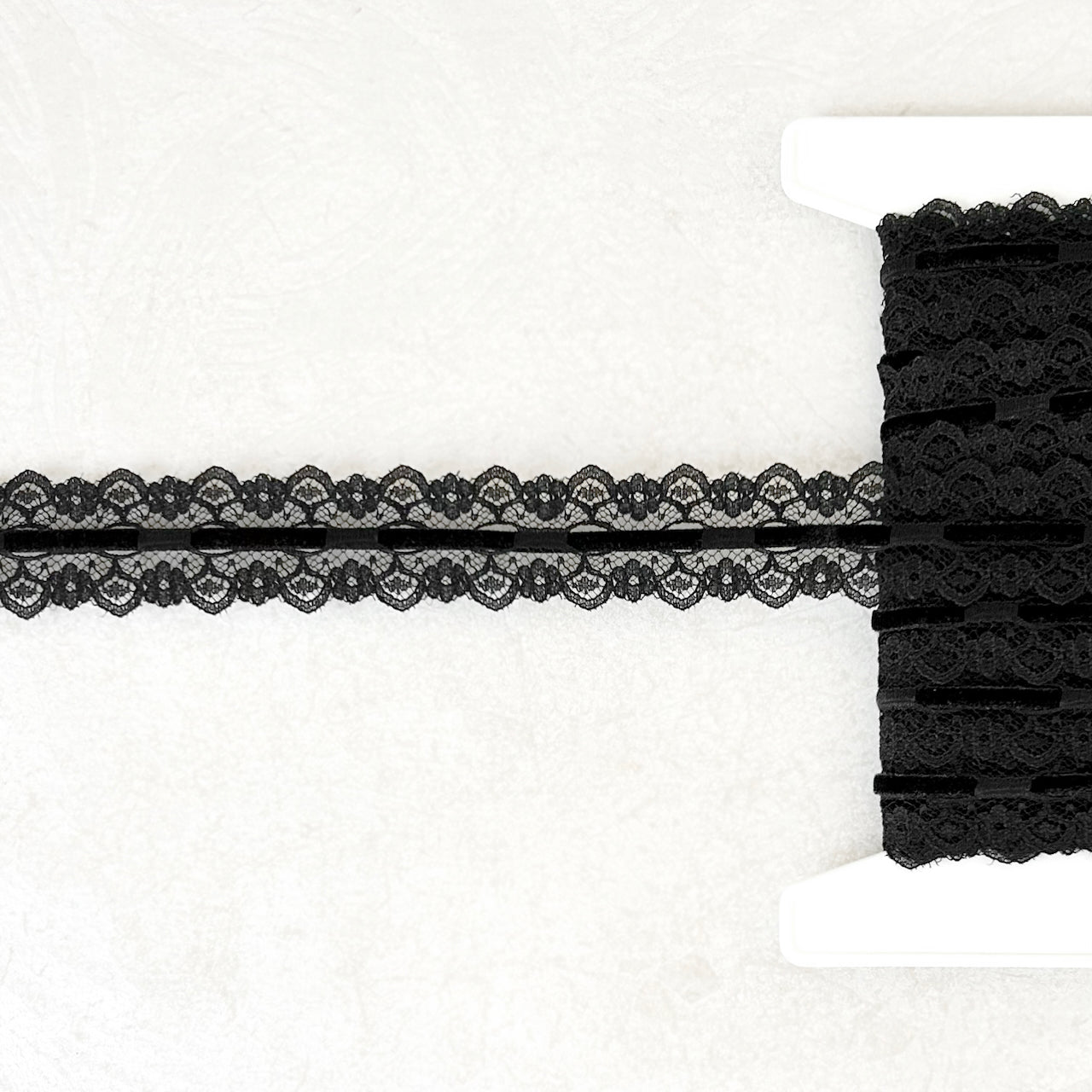 Scalloped_Velvet_Insert_Lace