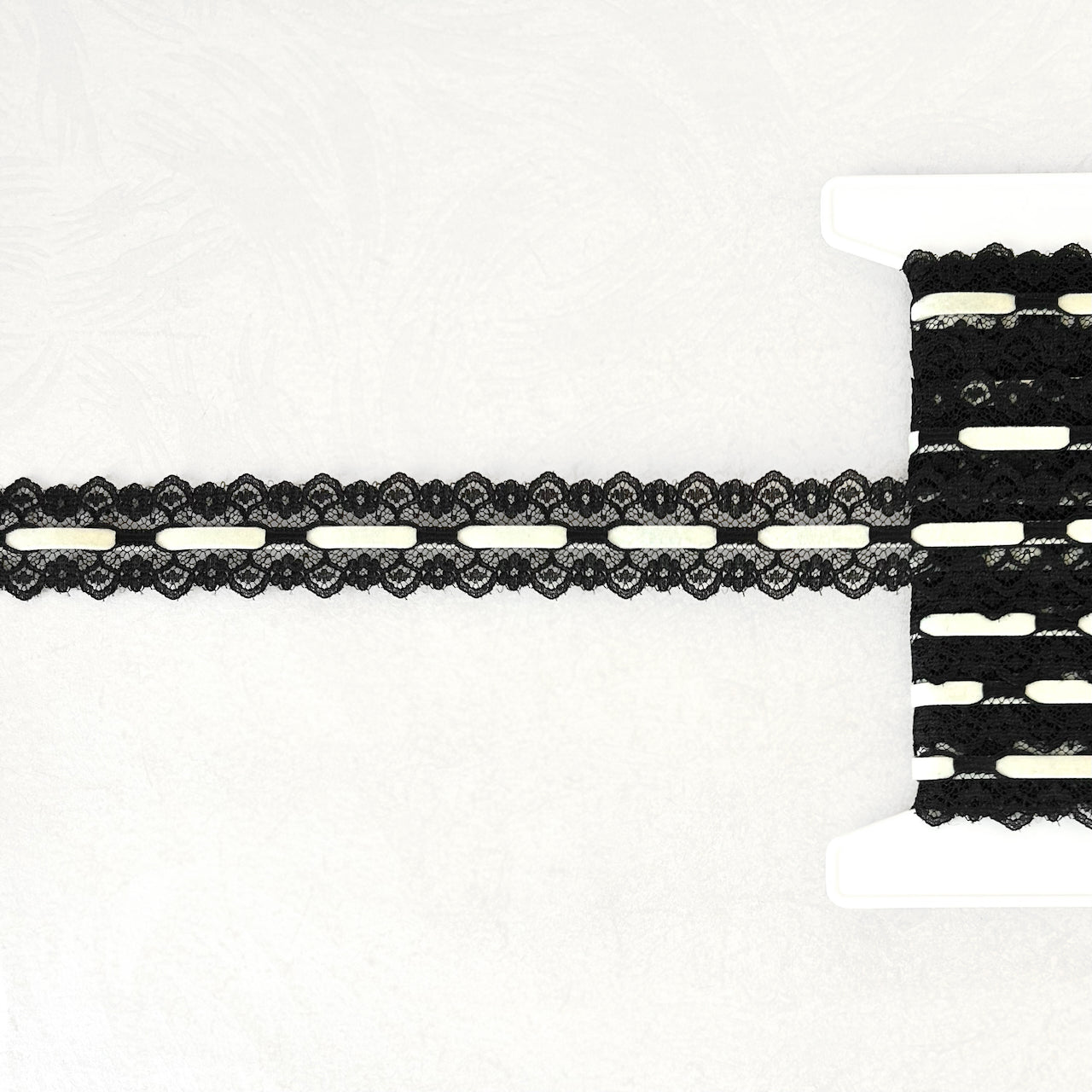 Scalloped_Velvet_Insert_Lace