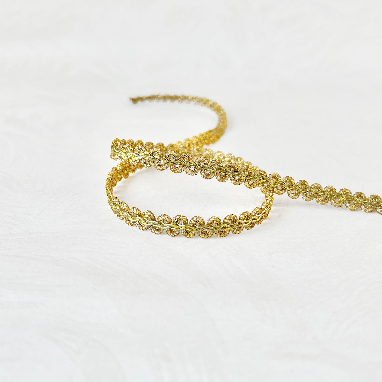 Scrolling_Metallic_Braid