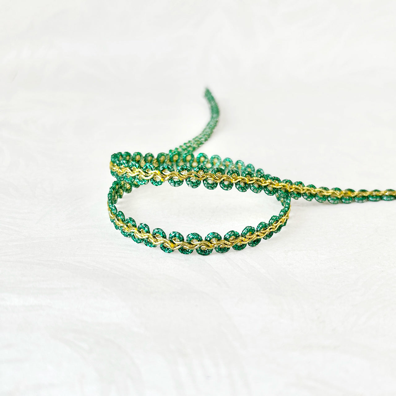Scrolling_Metallic_Braid