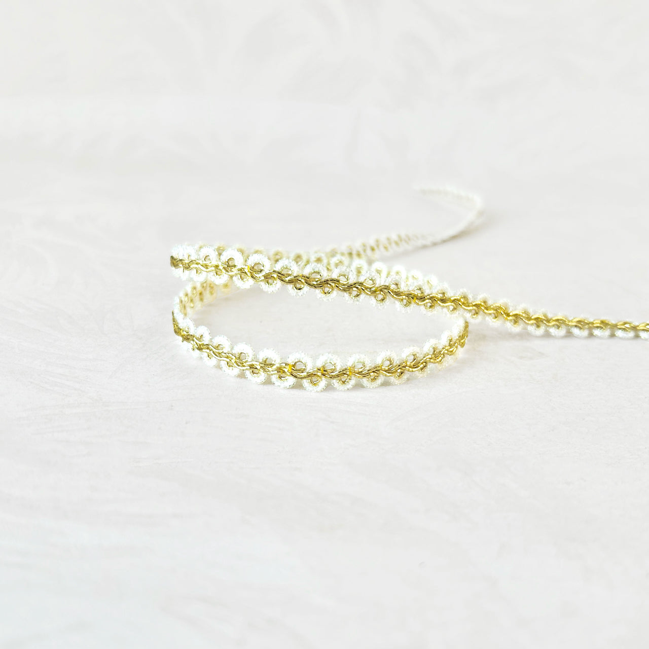 Scrolling_Metallic_Braid